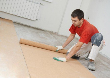 Приклеивание подложки под ковролин на бетонный пол