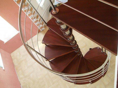 Вырезать ковролин для винтовой лестницы нужно по размеру каждой ступеньки отдельно