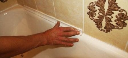Приклеивание керамического плинтуса на ванну