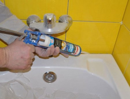 Нанесение герметика на стык ванны и стены