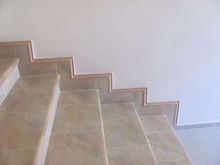 Керамический плинтус для отделки лестницы