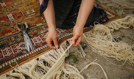 Изготовление бахромы на персидском ковре